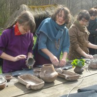 Warsztaty edukacyjno-ceramiczne w Prehistorycznej Osadzie w Woli Radziszowskiej w ramach realizacji "Małego projektu"